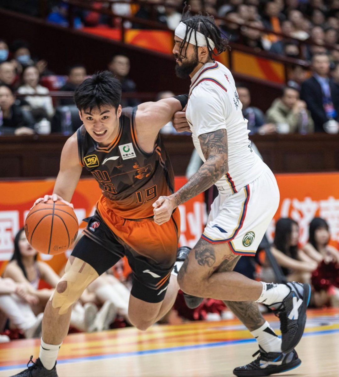 包含CBA季后赛集结日走向成谜，成都蓉城绝杀压哨，媒体盛赞，纪律约束更严格的词条