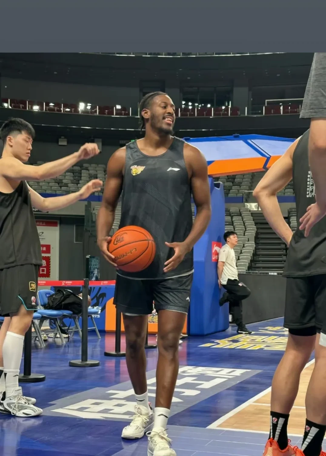 清晨NBA季后赛焦点战，广州队内部沟通，话题不断，身体对抗强度拉满的简单介绍